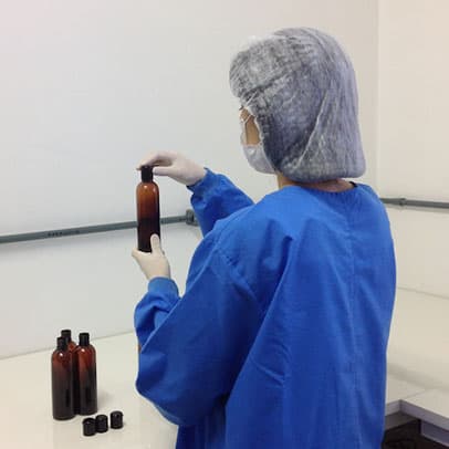 Uma pessoa embalando produtos
